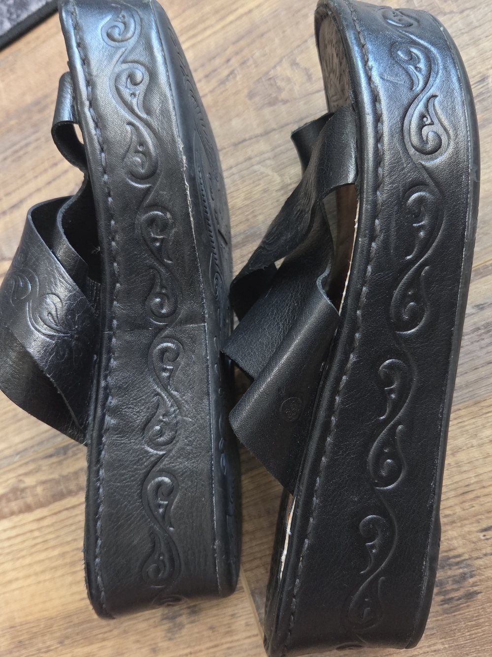 Black BORN Women's Cross-Strap Leather Slide Sandals - Picture 5 of 11